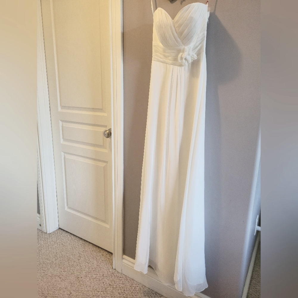 NWT Size 2 Wedding Gown. Can be worn strapless or with straps. Chiffon Shawl inc